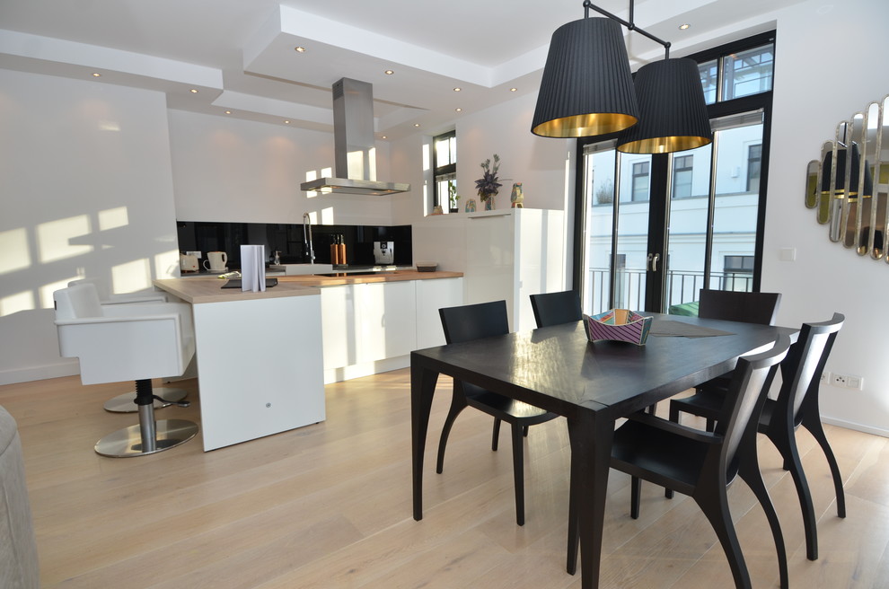 Inspiration for a mid-sized contemporary dining room in Hamburg with light hardwood floors.
