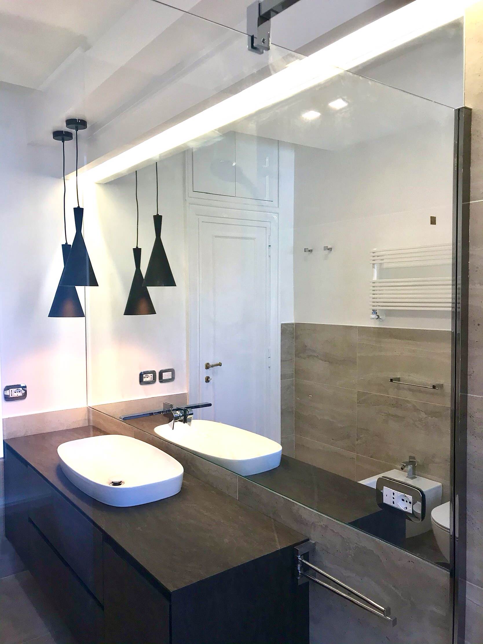Un nuovo bagno rivestito in travertino