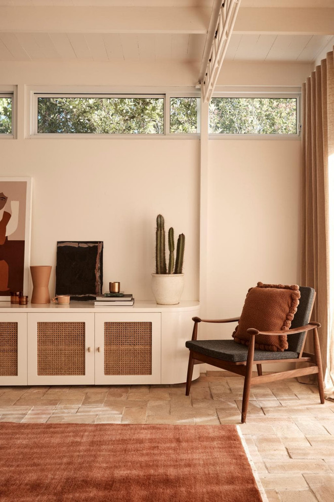 Idee per un soggiorno minimalista di medie dimensioni e aperto con pareti beige e soffitto in legno