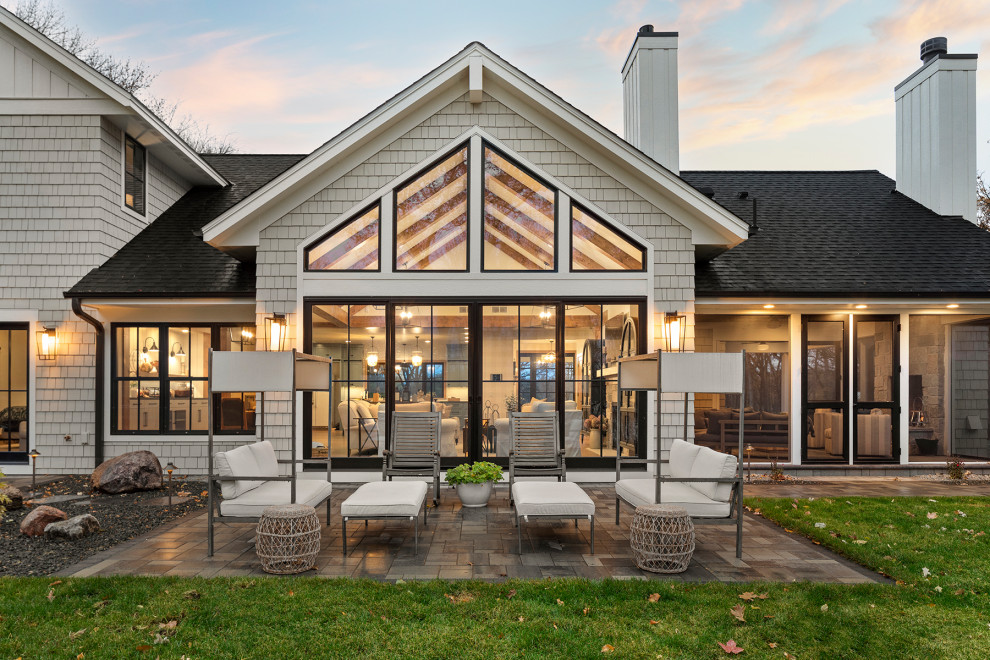 Стильный дизайн: двор на заднем дворе в морском стиле с мощением клинкерной брусчаткой - последний тренд