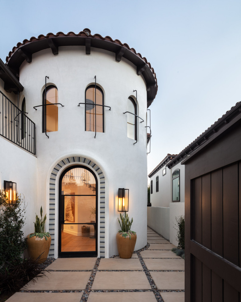 Große Mediterrane Haustür mit weißer Wandfarbe, hellem Holzboden, Einzeltür, Haustür aus Glas und braunem Boden in Los Angeles