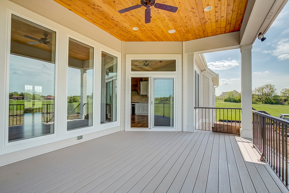 Photo of a transitional deck in Milwaukee.