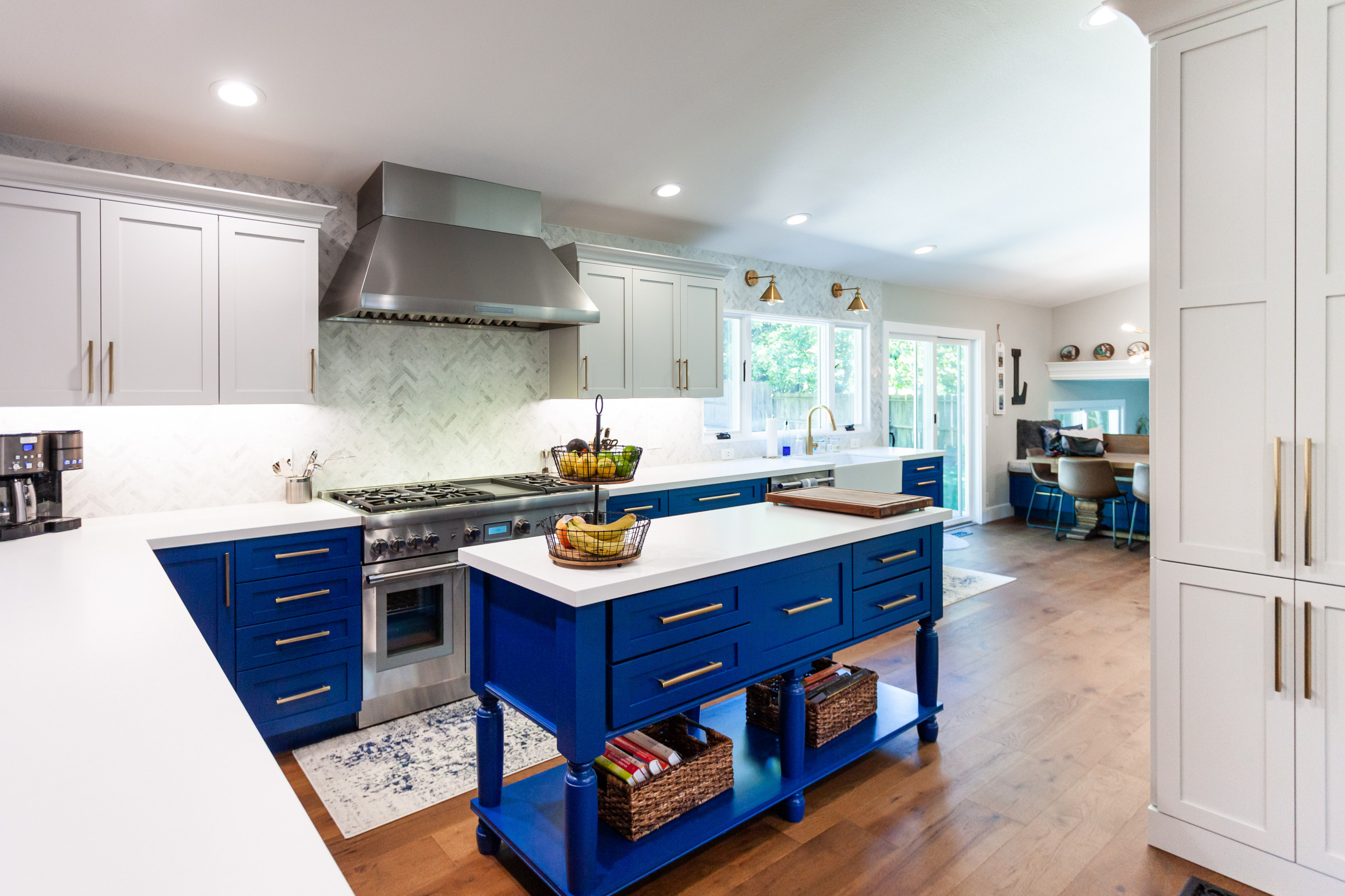 Stunning Kitchen w Blue Island