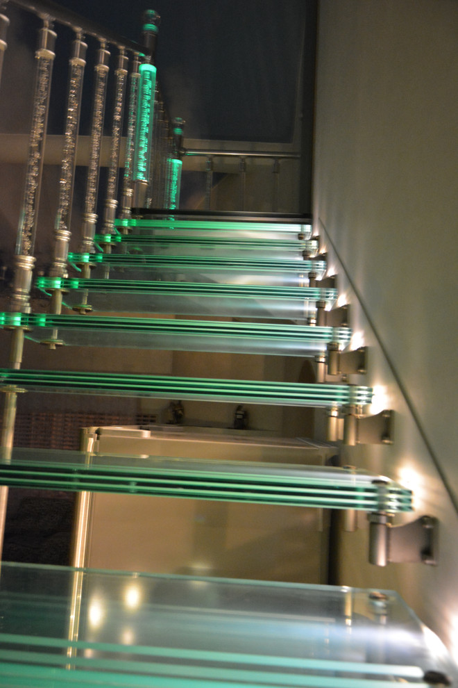 Лестница больцевая с стеклянными ступеньками, с подсветкой.