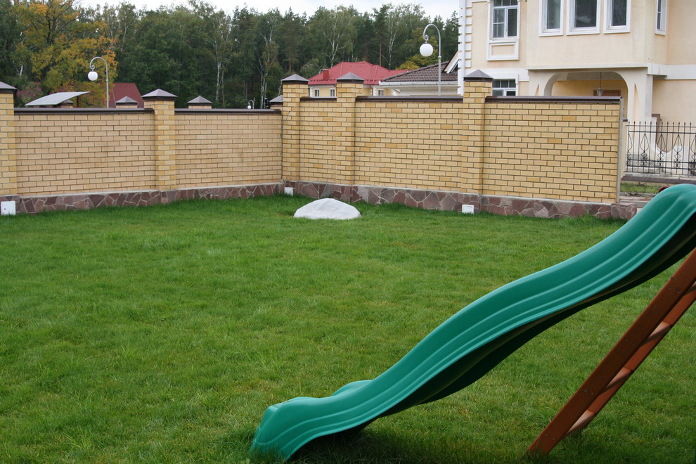 Газон и детская площадка
