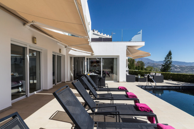 Home Staging b&aacute;sico y fotograf&iacute;a en Villa Blanca (vacacional) mediterranean-deck