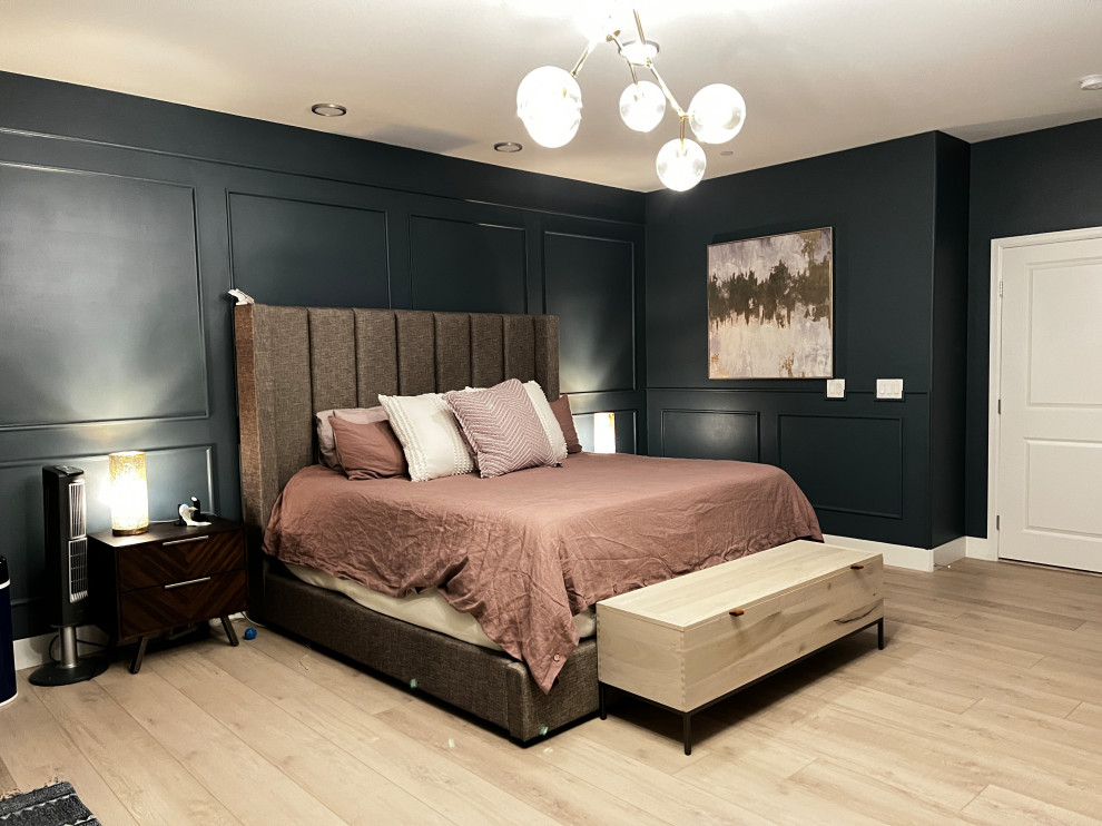 Свежая идея для дизайна: большая хозяйская спальня в стиле модернизм с синими стенами, полом из винила, бежевым полом и панелями на стенах без камина - отличное фото интерьера