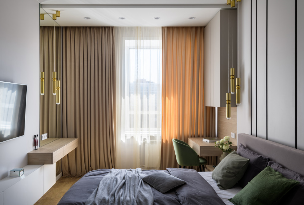 На фото: хозяйская спальня среднего размера в современном стиле с серыми стенами, пробковым полом и акцентной стеной с