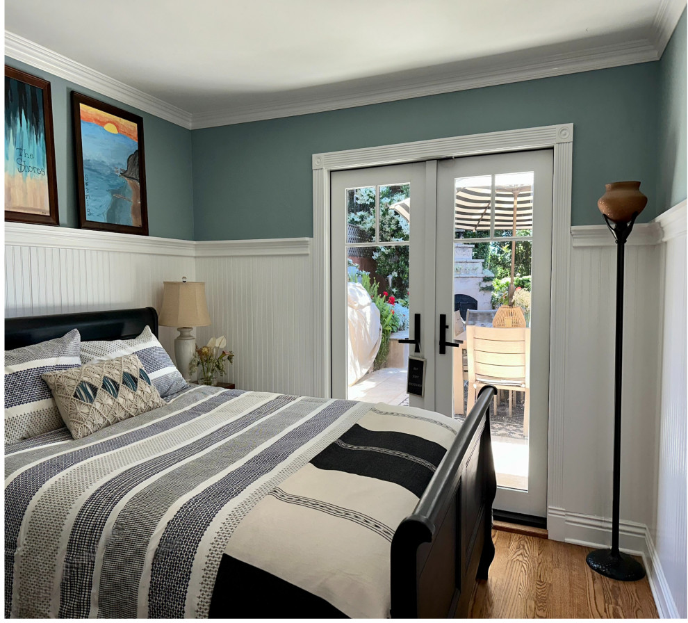 Свежая идея для дизайна: маленькая гостевая спальня (комната для гостей) в стиле неоклассика (современная классика) с зелеными стенами, паркетным полом среднего тона, коричневым полом и панелями на стенах для на участке и в саду - отличное фото интерьера