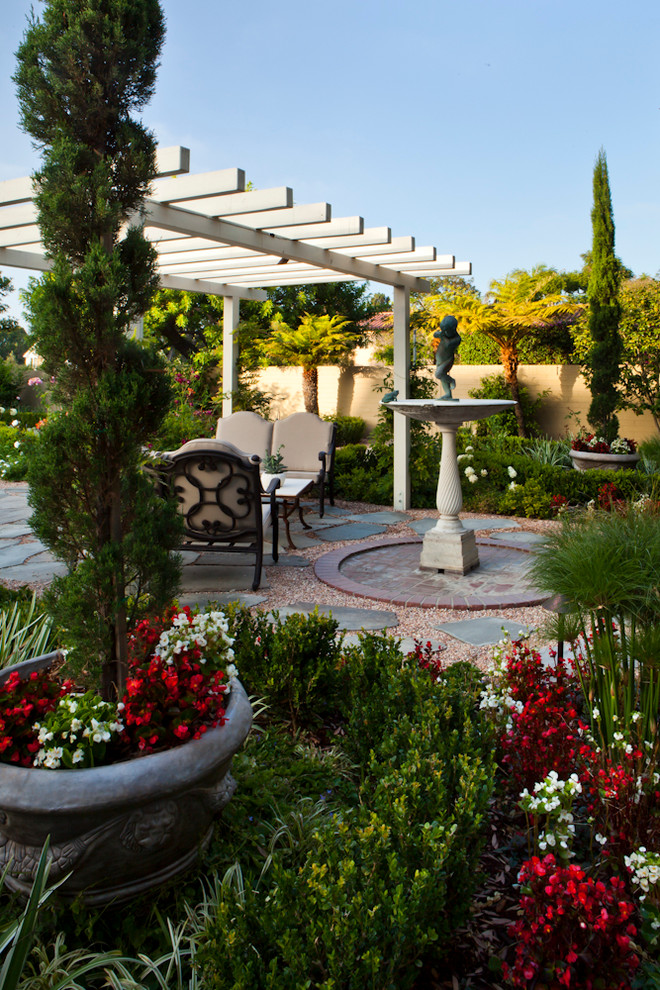 Design ideas for a traditional garden in Los Angeles.