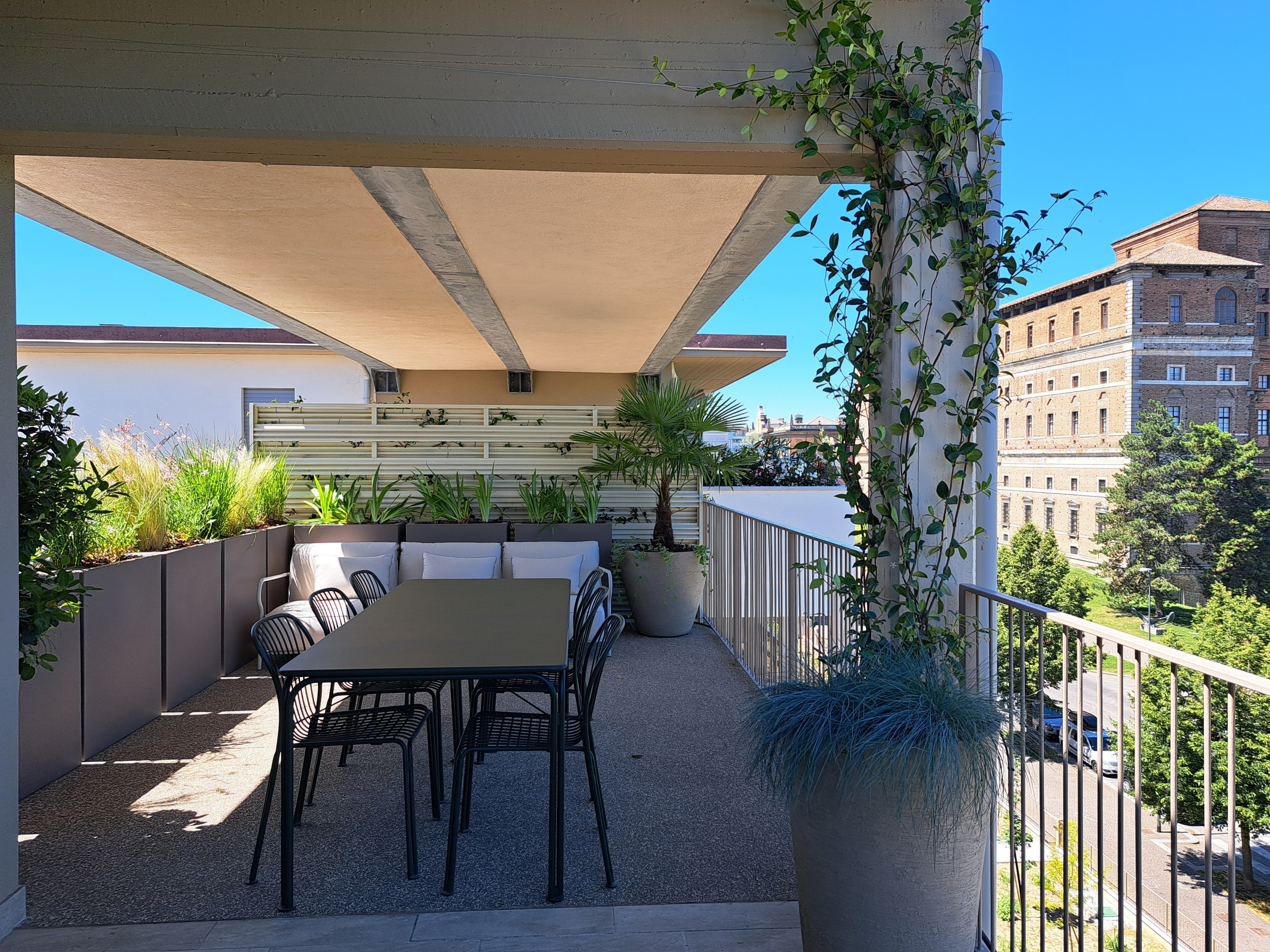 Realizzazione fioriere e vasi per un terrazzo sempreverde (o quasi)