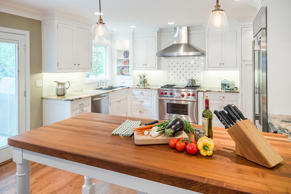 Example of a transitional home design design in Chicago