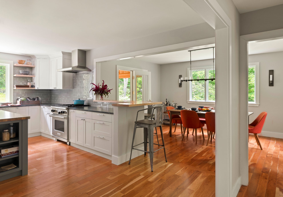 Design ideas for a mid-sized transitional kitchen/dining combo in Burlington with grey walls and light hardwood floors.