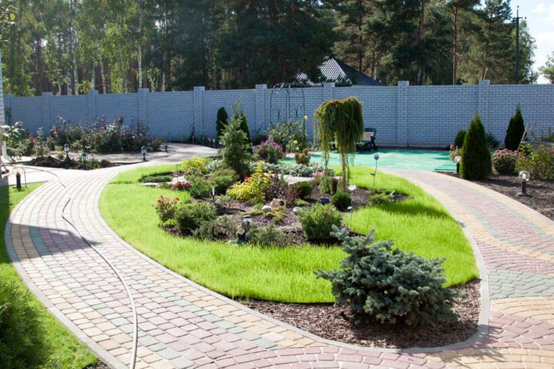 Хвойные в саду. Рокарий на газоне