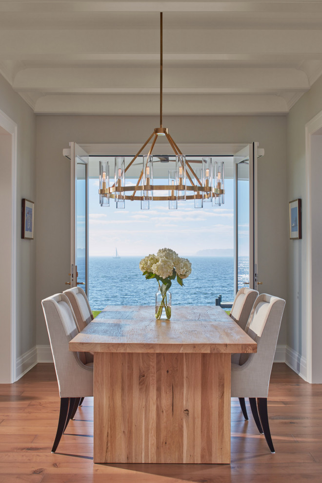 Immagine di una sala da pranzo stile marino con pareti grigie, parquet chiaro e pavimento marrone