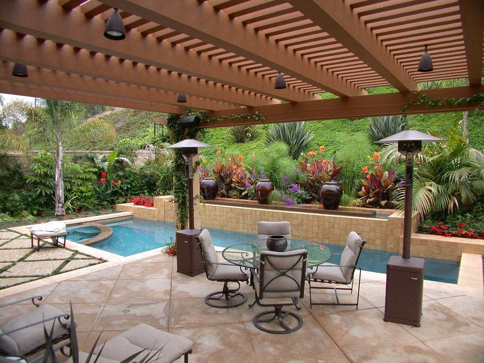 Design ideas for a traditional custom-shaped pool in Los Angeles.