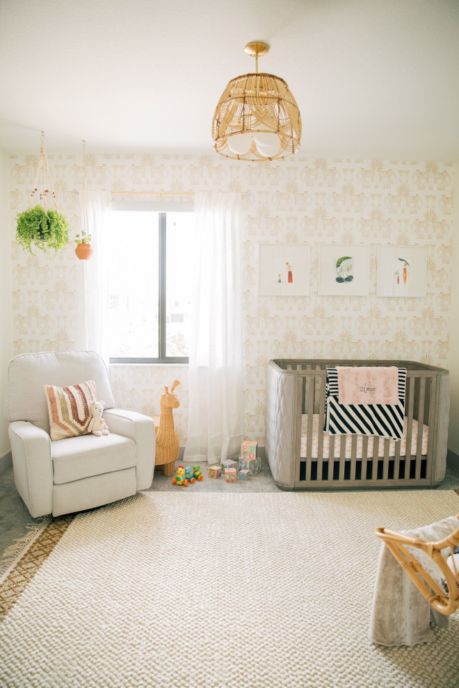 Ejemplo de habitación de bebé niña romántica de tamaño medio con paredes beige, moqueta, suelo gris y papel pintado