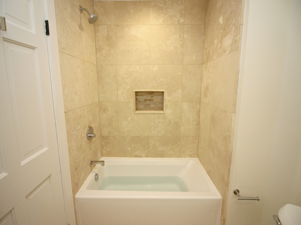 Idee per una stanza da bagno design con piastrelle beige, piastrelle in gres porcellanato e nicchia