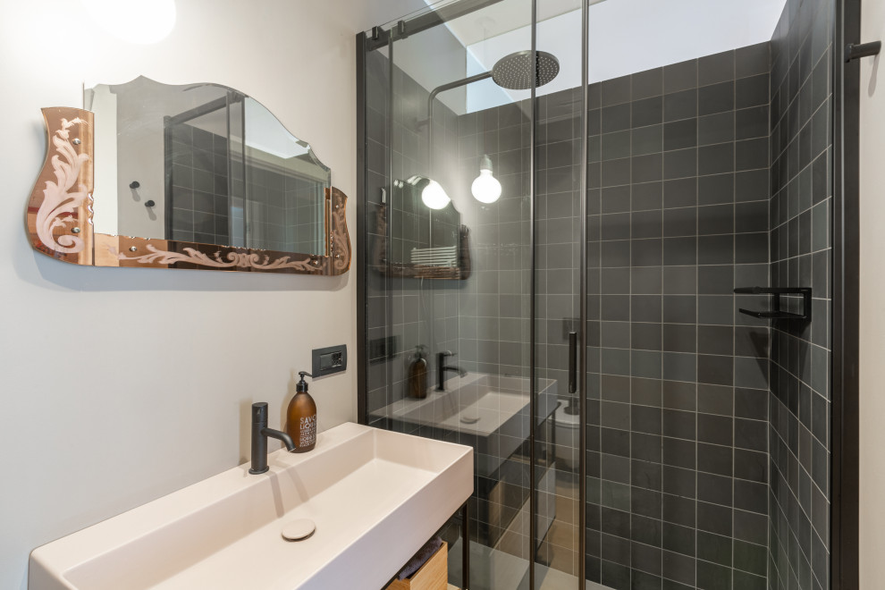 Esempio di un piccolo bagno di servizio design con ante lisce, ante in legno chiaro, WC a due pezzi, pareti grigie, pavimento in legno verniciato, lavabo rettangolare e mobile bagno sospeso