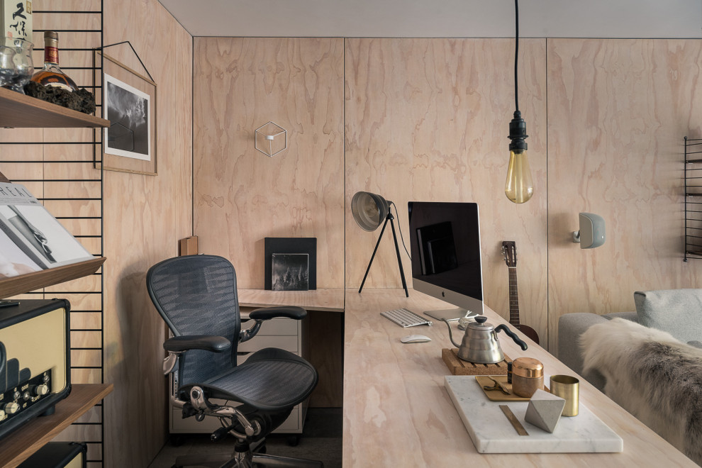 Aménagement d'un bureau scandinave de taille moyenne avec un mur marron, sol en béton ciré, un bureau intégré, un sol gris et du lambris.