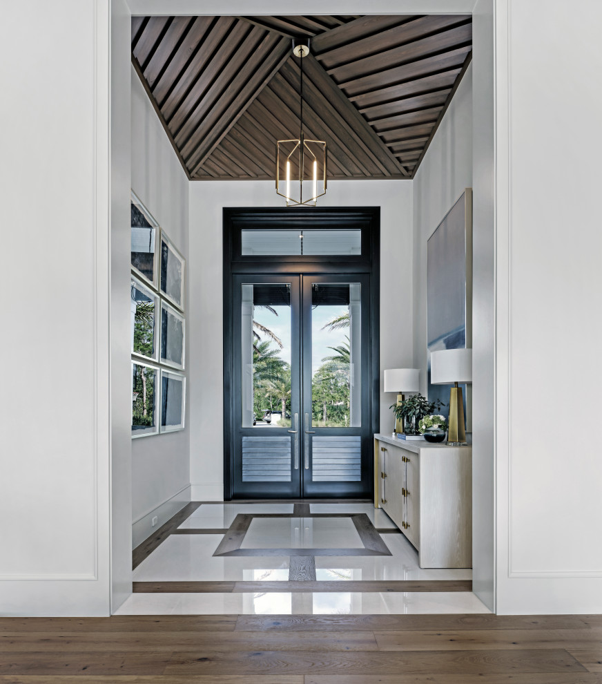 Idee per un piccolo ingresso classico con pareti bianche, una porta a due ante, una porta nera, pavimento multicolore, soffitto in legno e parquet chiaro