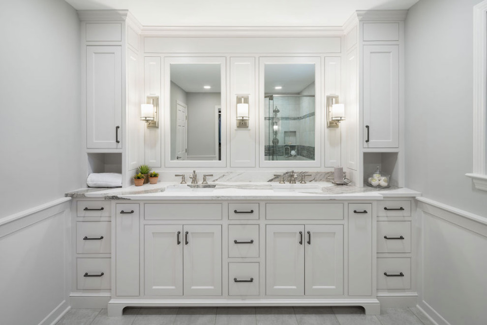Idéer för ett stort klassiskt flerfärgad en-suite badrum, med en hörndusch, grå väggar, klinkergolv i porslin, grått golv, dusch med gångjärnsdörr, luckor med profilerade fronter, vita skåp, ett undermonterad handfat och bänkskiva i kvarts