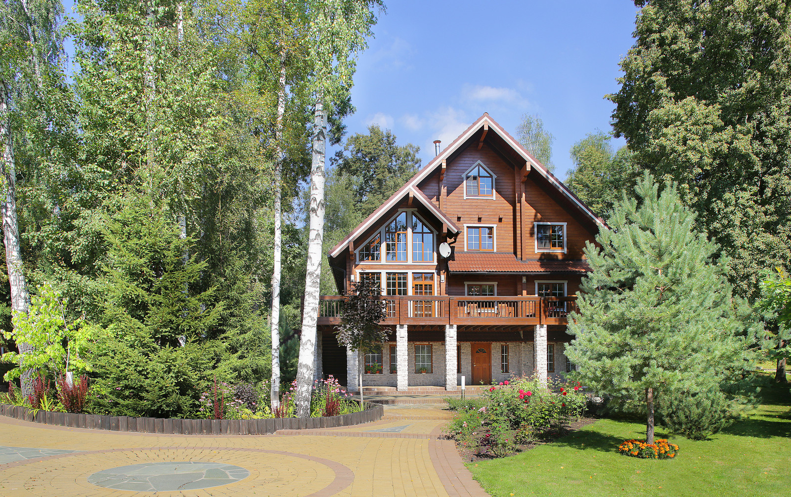 Дом из клееного бруса с цокольным этажом и американской террасой