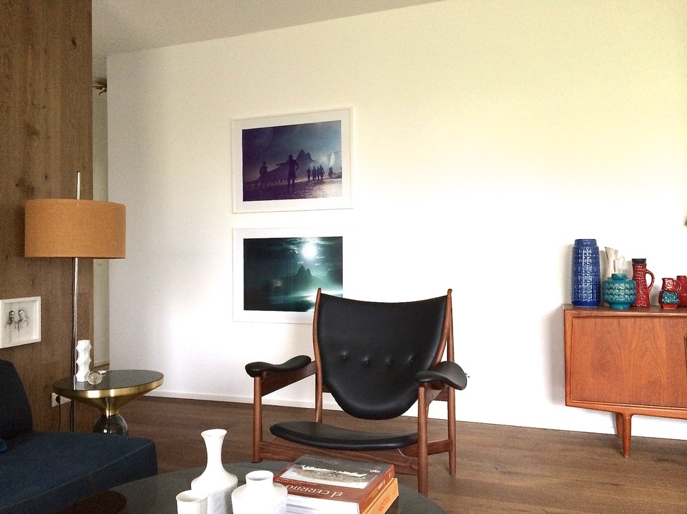 Mittelgroßes, Offenes Modernes Wohnzimmer mit weißer Wandfarbe und braunem Holzboden in Berlin