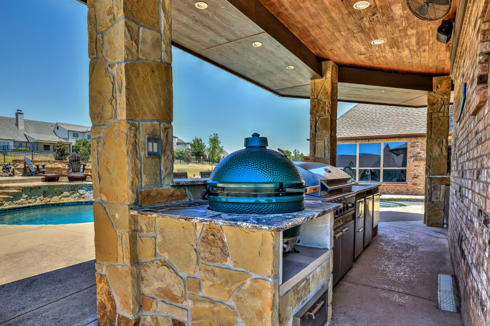 Inspiration for a transitional home design remodel in Dallas