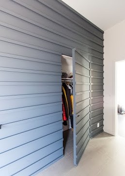 This is an example of a mid-sized contemporary gender-neutral built-in wardrobe in Detroit.