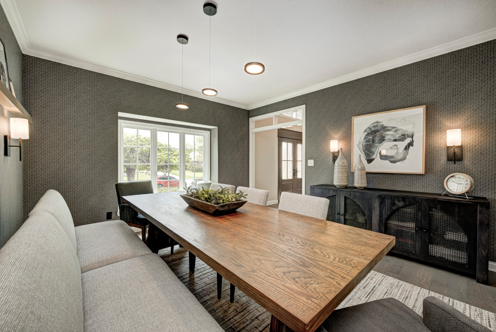 Réalisation d'une salle à manger ouverte sur la cuisine design de taille moyenne avec un mur gris, parquet foncé, un plafond décaissé, un sol marron et du papier peint.