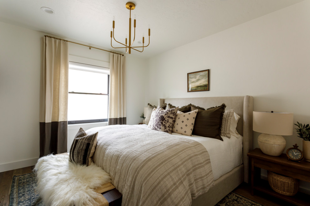Imagen de habitación de invitados clásica renovada de tamaño medio con paredes blancas y suelo de madera en tonos medios