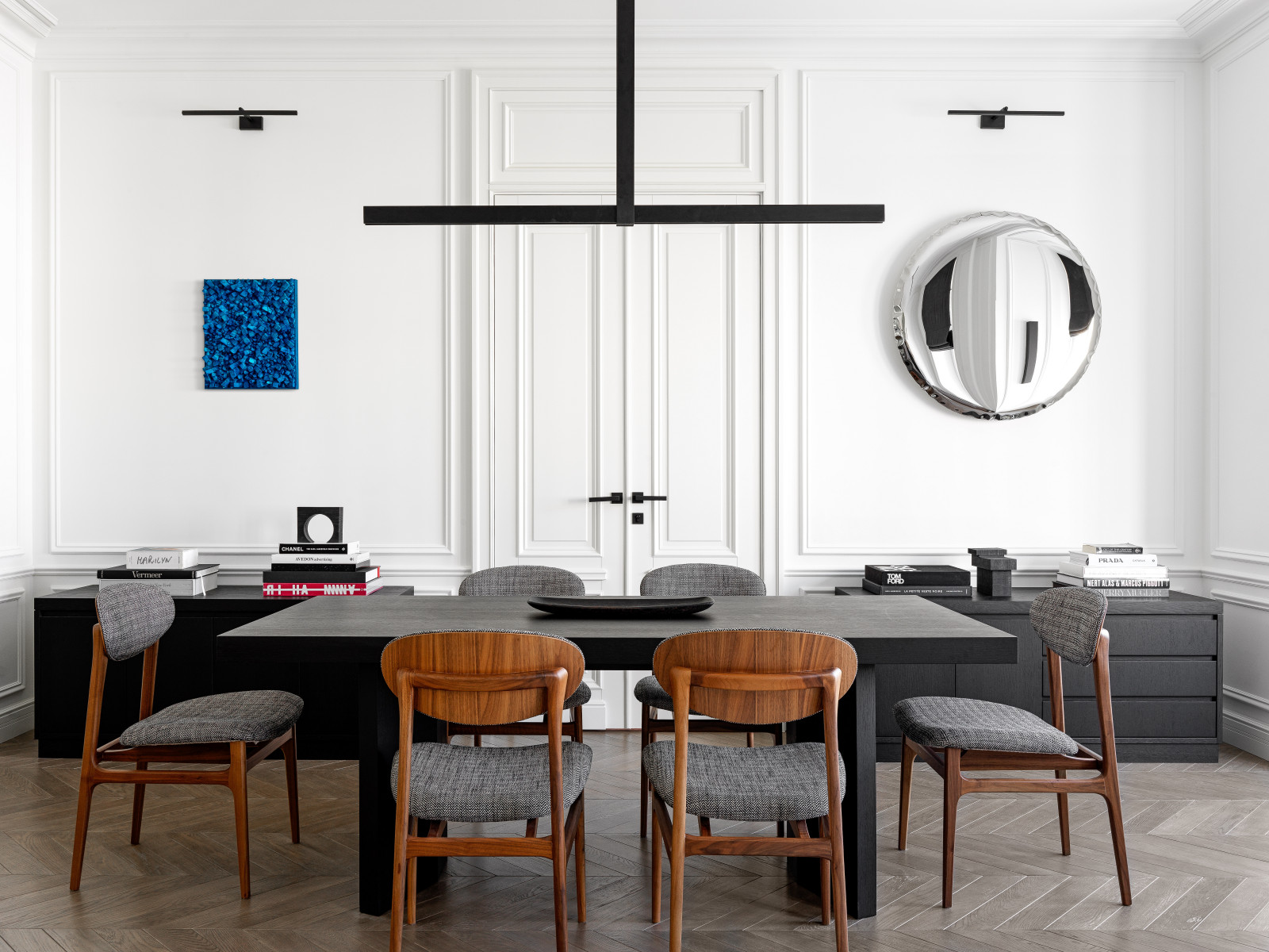 Скрытый телевизор над камином