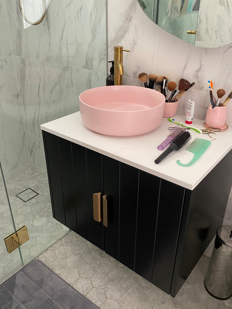 Bild på ett litet funkis vit vitt badrum, med svarta skåp, en dubbeldusch, en toalettstol med hel cisternkåpa, flerfärgad kakel, keramikplattor, grå väggar, mosaikgolv, ett fristående handfat, bänkskiva i kvarts, grått golv och dusch med gångjärnsdörr