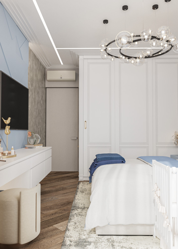 Стильный дизайн: хозяйская спальня в стиле неоклассика (современная классика) с синими стенами и коричневым полом - последний тренд