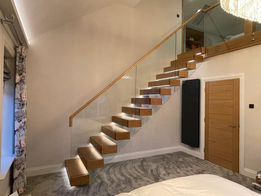 Aménagement d'un petit escalier sans contremarche droit contemporain avec des marches en bois, un garde-corps en verre et éclairage.