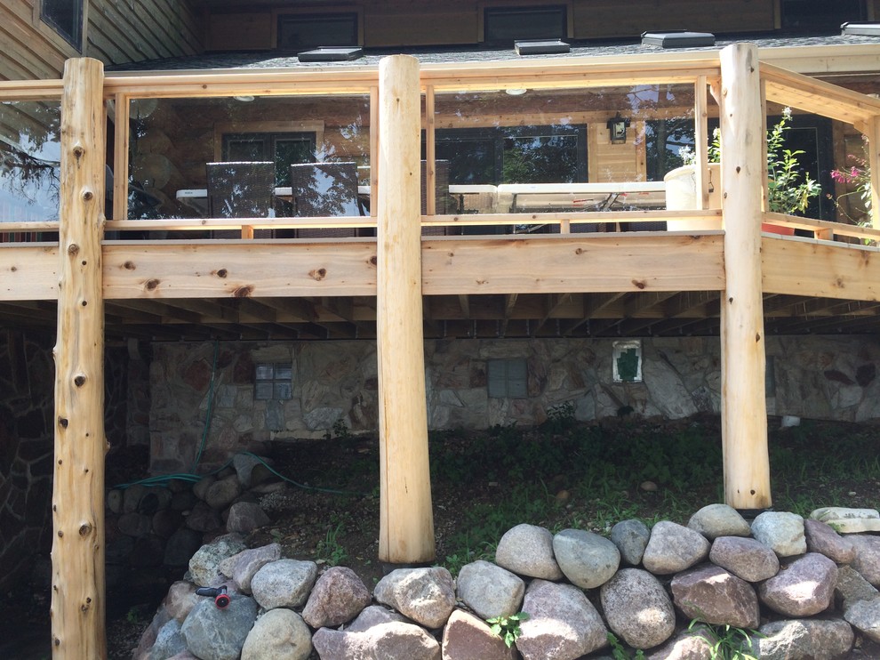 Inspiration for a mid-sized rustic backyard deck remodel in Milwaukee with no cover