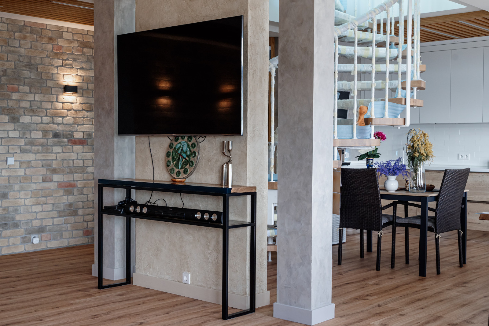 Авторская фактура декоративной штукатурки в квартире с террасой