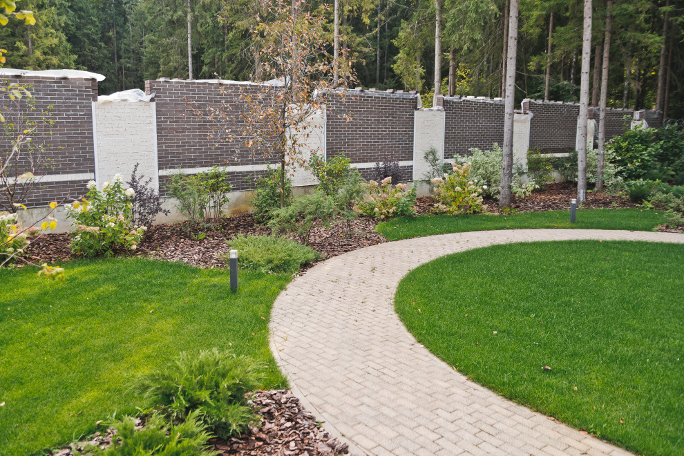 Сад на краю леса