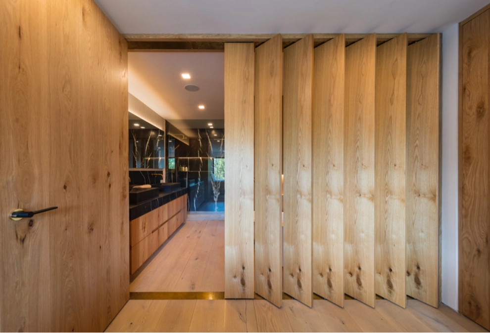Modernes Badezimmer mit hellem Holzboden und Holzwänden in Vancouver