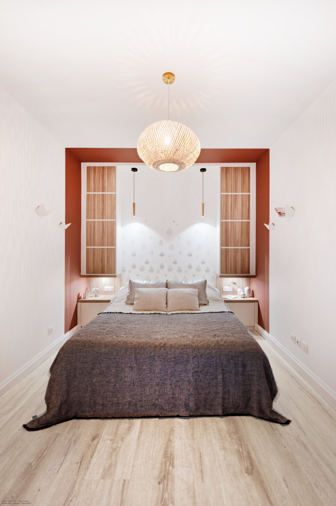 Пример оригинального дизайна: маленькая хозяйская спальня в белых тонах с отделкой деревом в современном стиле с красными стенами, полом из линолеума и бежевым полом без камина для на участке и в саду