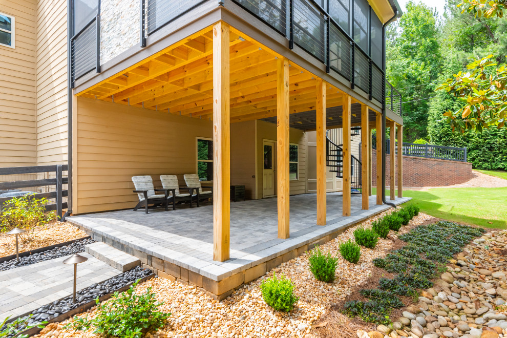Idee per una terrazza minimalista di medie dimensioni, dietro casa e al primo piano con un caminetto, un tetto a sbalzo e parapetto in cavi