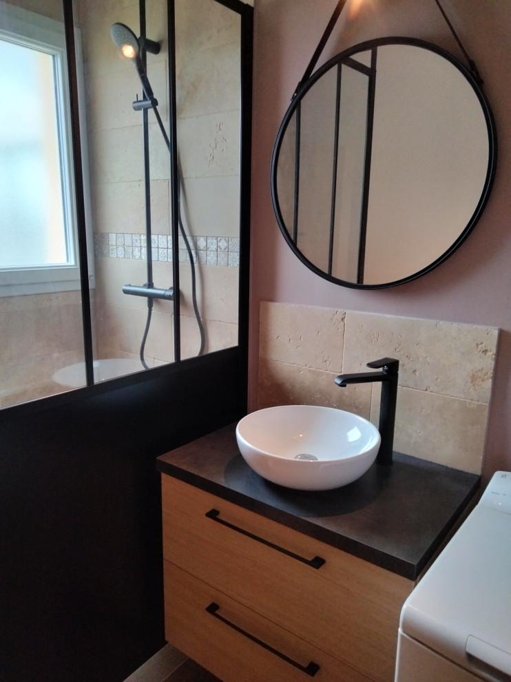 Idee per una stanza da bagno con doccia industriale di medie dimensioni con doccia a filo pavimento, piastrelle beige, piastrelle in travertino, pareti beige, un lavabo e mobile bagno sospeso