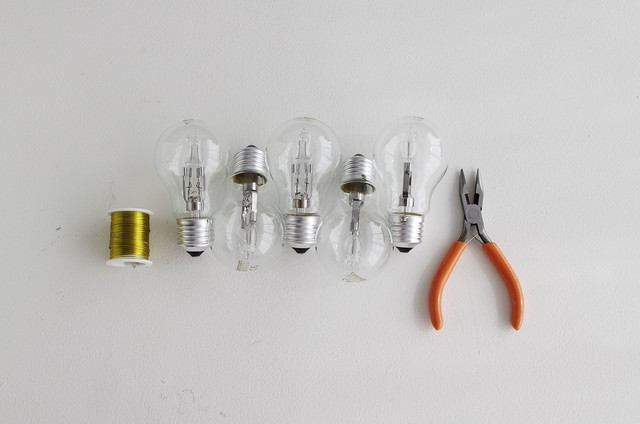 DIY : Recycler des ampoules en vases suspendus