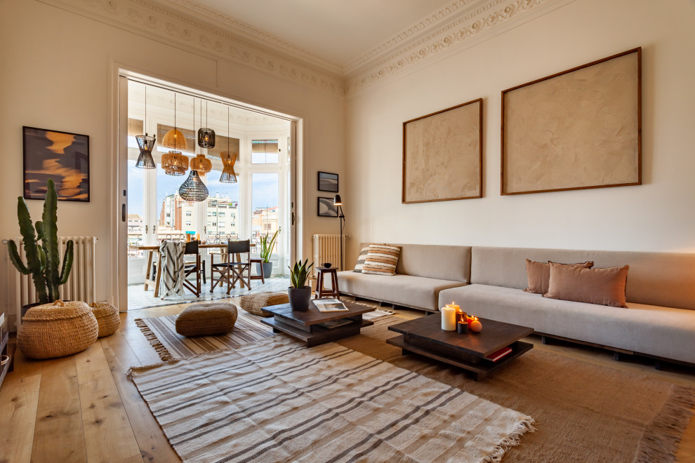 Ejemplo de sala de estar con rincón musical abierta exótica grande con paredes marrones, suelo de madera en tonos medios y televisor colgado en la pared