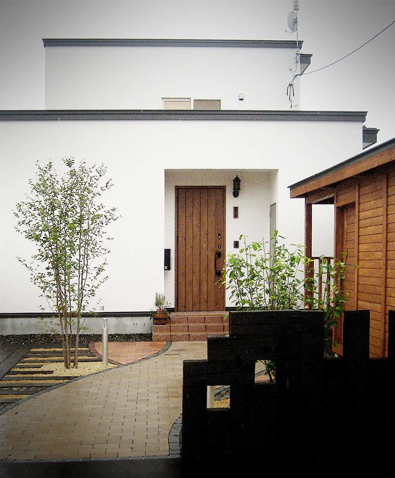 他の地域にあるトラディショナルスタイルのおしゃれな家の外観の写真