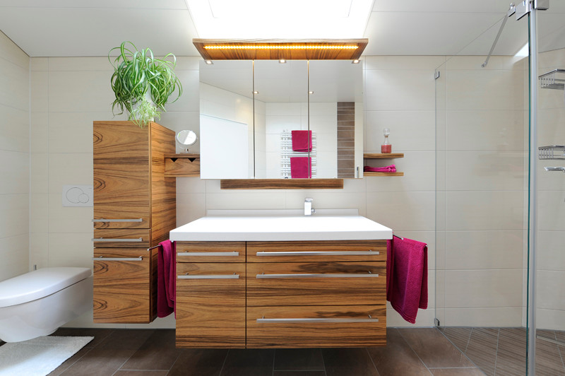 This is an example of a contemporary bathroom in Munich.