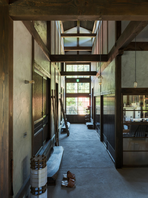 土間の家 giapponese-moderno-ingresso