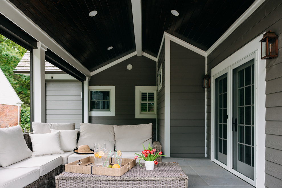 Aménagement d'un petit porche d'entrée de maison arrière classique avec une extension de toiture.
