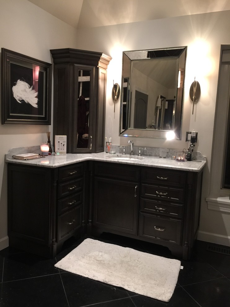 Example of a transitional bathroom design in Chicago